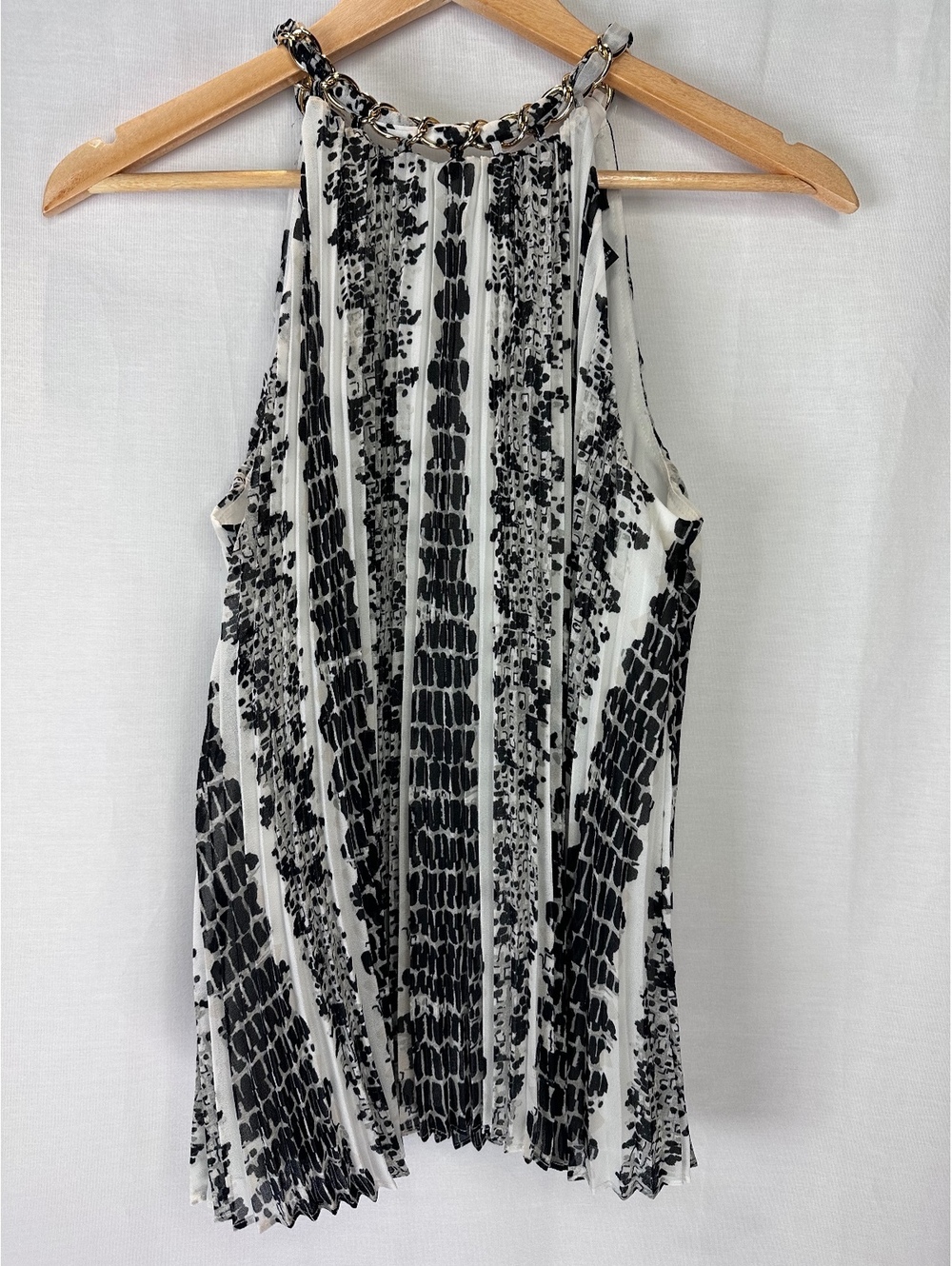 White House Black Market Size 4 Black White Pleated Chain Neck Top